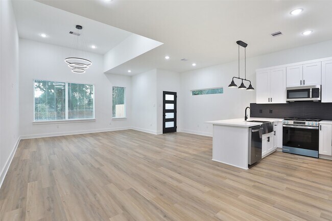 Building Photo - 8109 Bigwood St