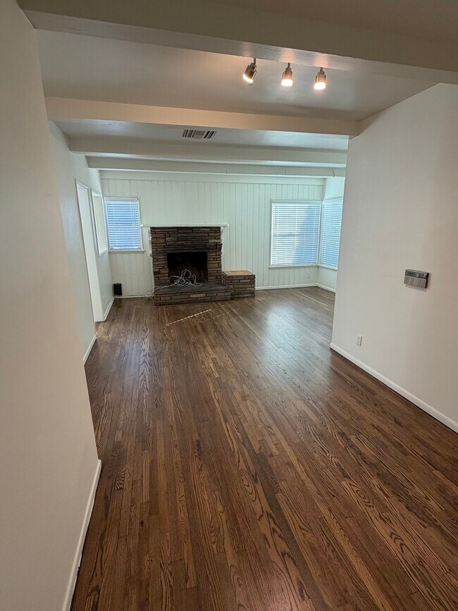 Building Photo - 7402 Haskell Ave