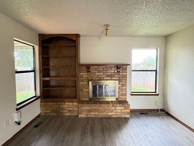 Building Photo - Cute & Quaint! Great Location!