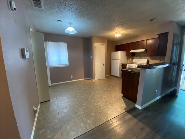 Building Photo - 9810 Roxanna Dr