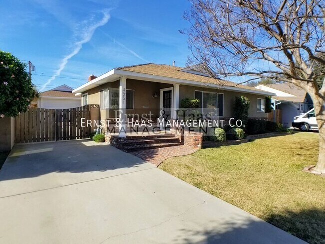 Foto del edificio - Beautiful 3 Bedroom 2 Bath Home with 4 Car...