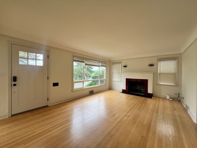 Building Photo - 3 Bedroom 2 Bathroom in Greenlake!