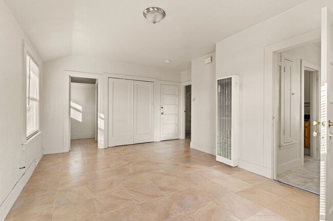 Building Photo - Utilities Included! Bright 2nd Floor Studio in Mosswood Vintage Building