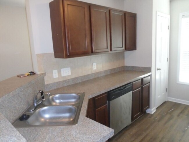 Foto del edificio - Raeford Townhouse Available NOW!  2 BED 2.5 BATHS!! Community Pool and Ameneties!