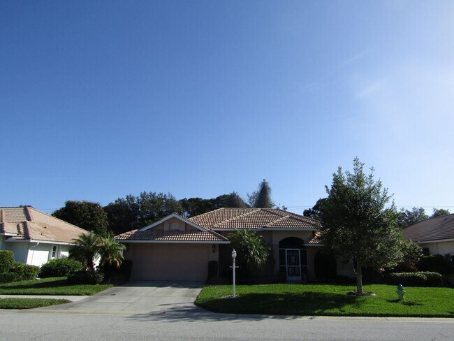 Building Photo - 2 bed 2 bath w/Bonus Room Pool Home