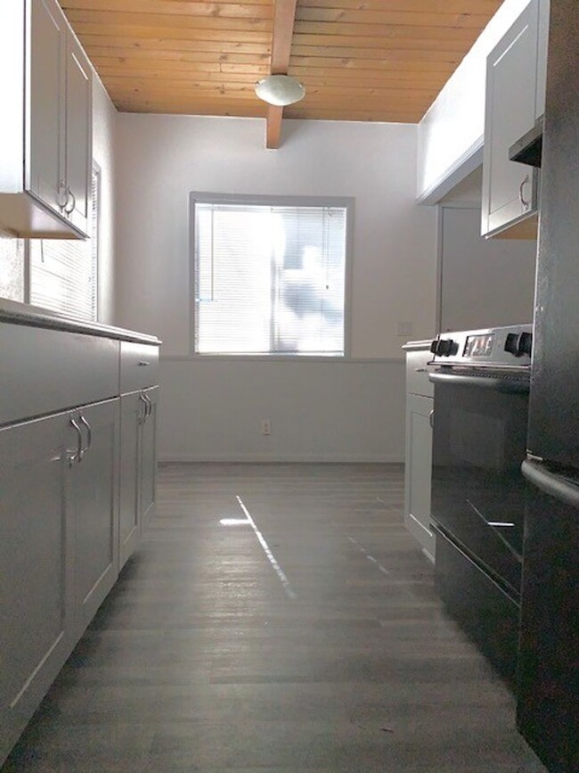 Building Photo - Modern & Bright 2-Bedroom Home in the Hear...