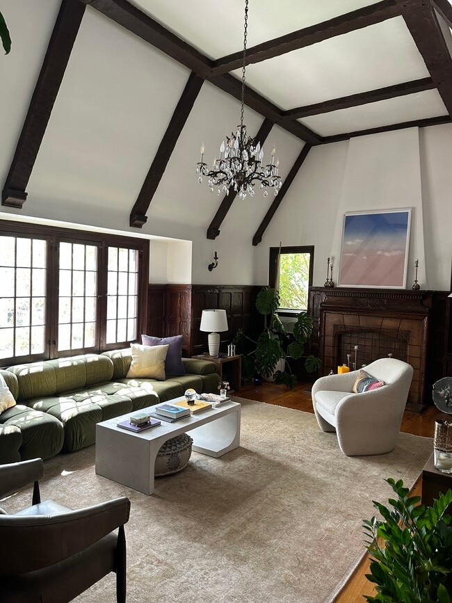 333-6 Livingroom - 333 N Sycamore Ave