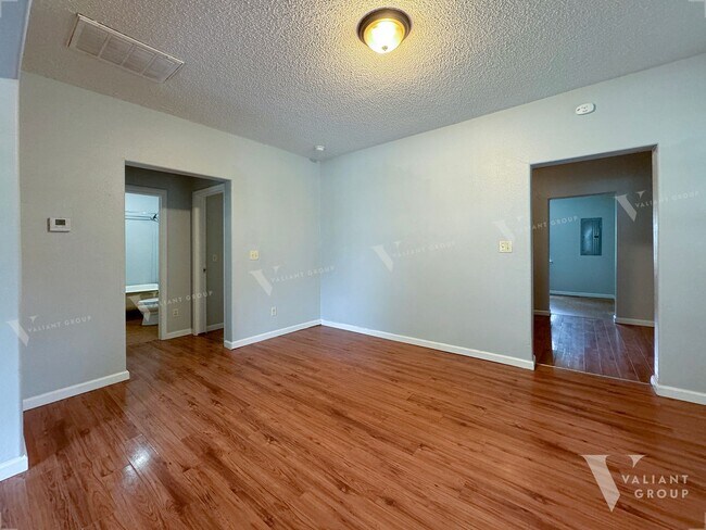 Building Photo - Cozy 3-Bedroom 1-Bathroom in Woodland Heig...