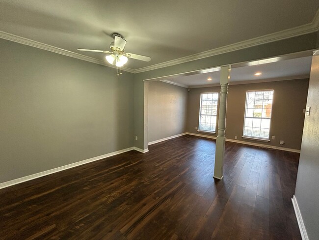 Building Photo - Modern 2-Bedroom Townhouse with Open Floor...