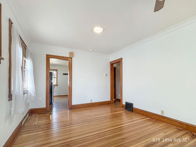 Foto del edificio - 879 19th Ave SE