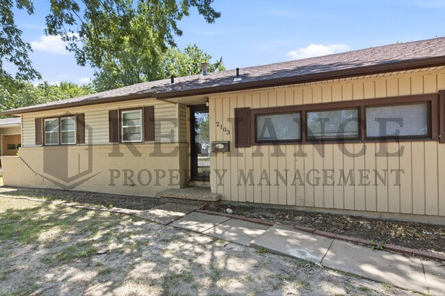 Building Photo - 2103 W Columbine Ln
