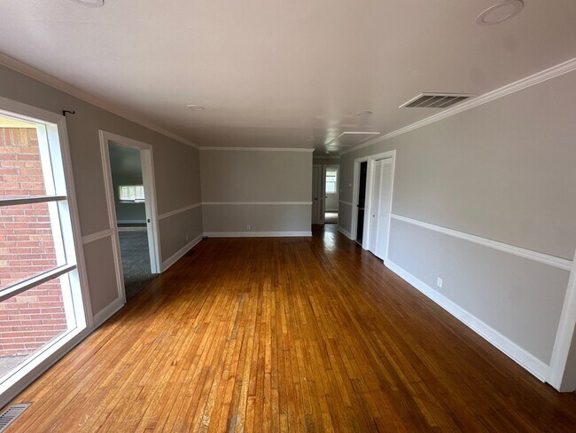 Foto del edificio - 1370 Farley Dr