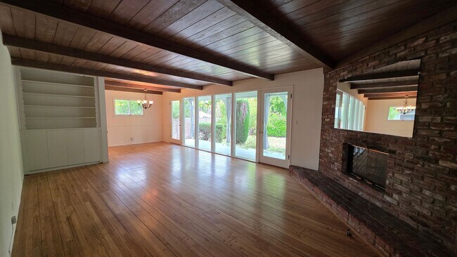 Foto del edificio - Sherman Oaks 3+2 w/great backyard + all ap...