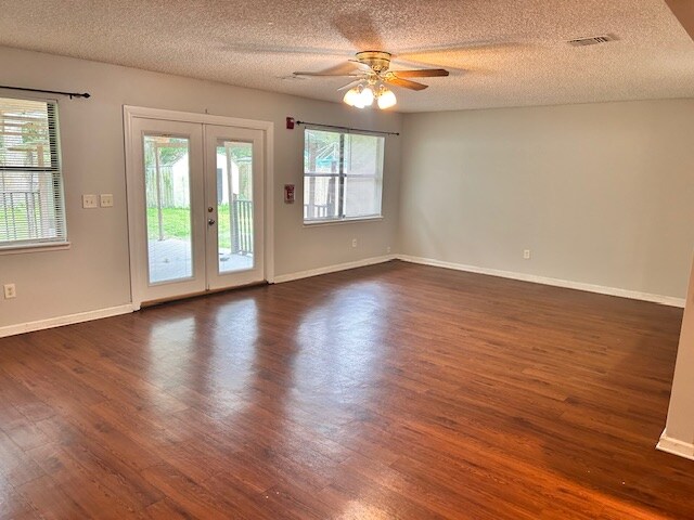 Foto del edificio - 4294 Tanglewilde Dr S