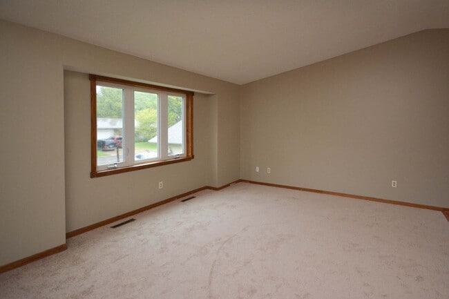 Building Photo - Great 4br home with large fenced yard in q...