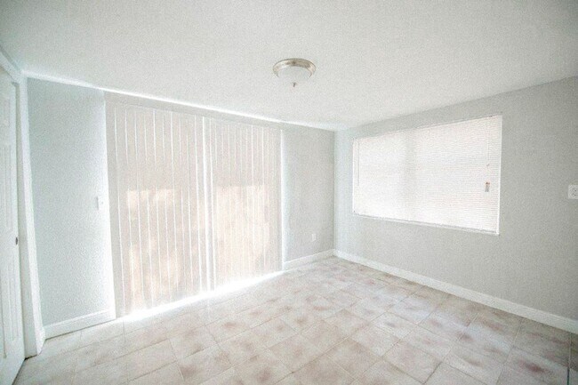 Building Photo - 4/2 Single-family home, AVAILABLE NOW!