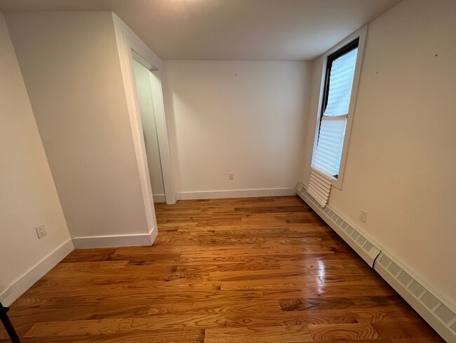 Dormitorio 1 - 842 Belmont Ave