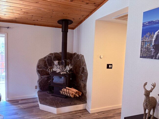 Foto del edificio - Mountain cabin with garage and fenced backyard