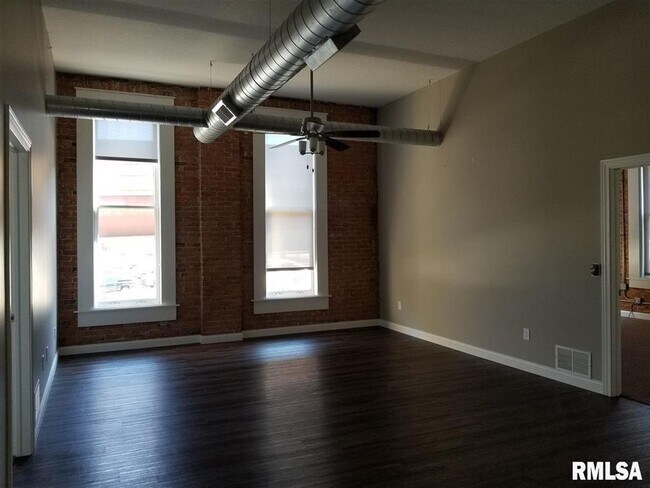 Building Photo - 1534 River Dr