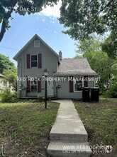 Building Photo - 1217 Oak St