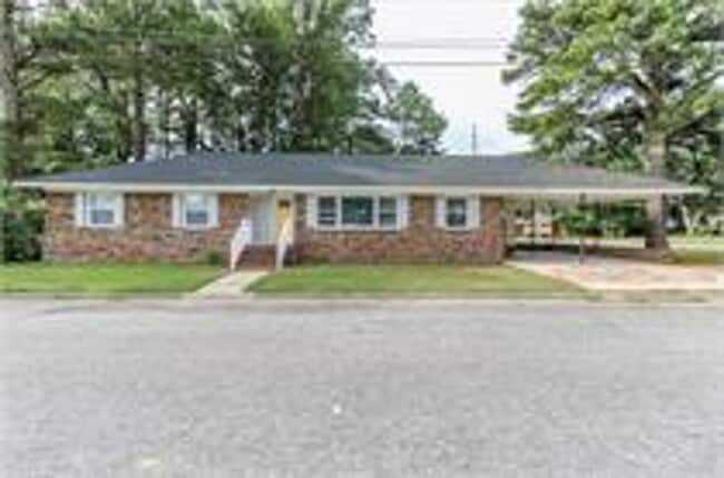 Building Photo - Spacious 3 Bedroom SFH