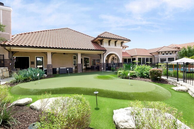 Apartamentos Ladera, putting green - Ladera Apartment Homes
