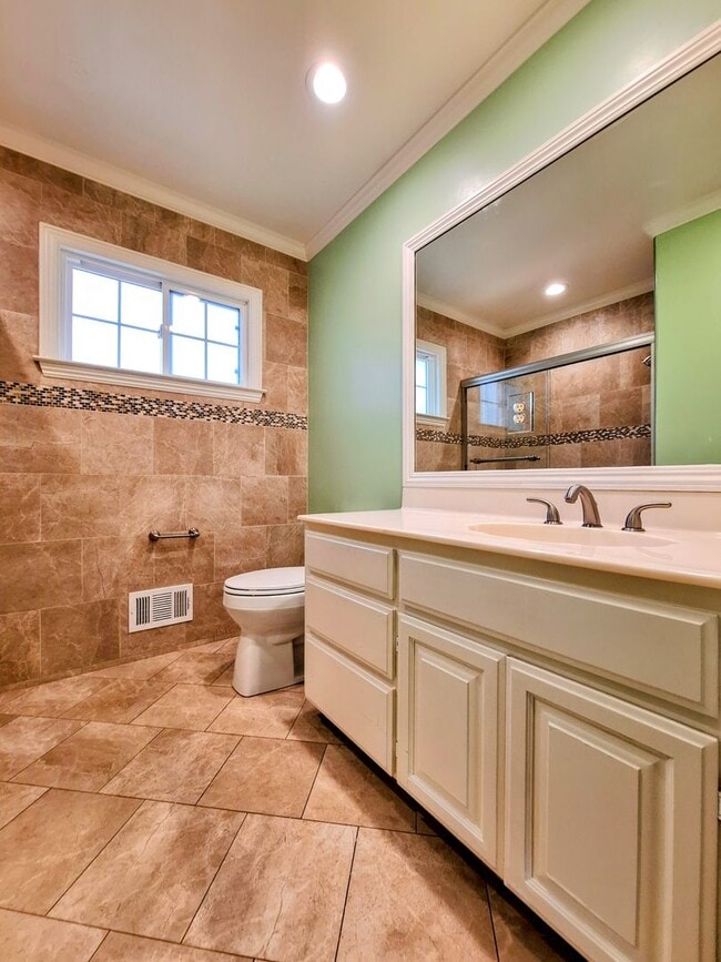 Building Photo - Charming Single Story 3bd House with Large...