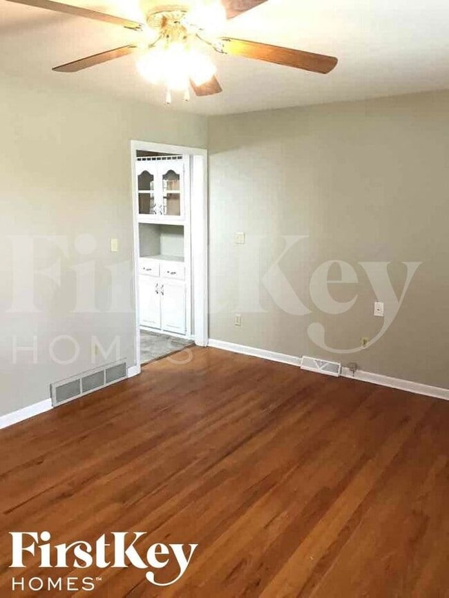 Building Photo - 7106 N Troost Ave