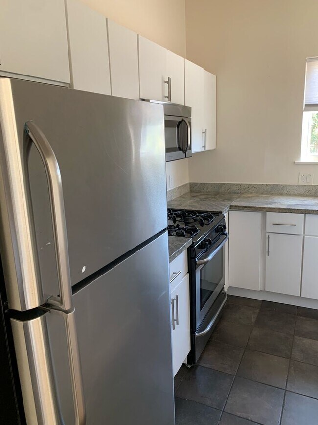 675 31st St Unit B, Oakland, CA 94609 Room for Rent in Oakland, CA