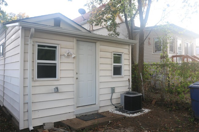 Building Photo - 113 E Velma Ave