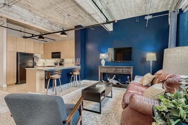 Foto del edificio - Furnished and Fabulous!