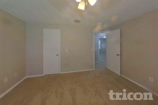 Foto del edificio - 2718 Pinewood Blvd N