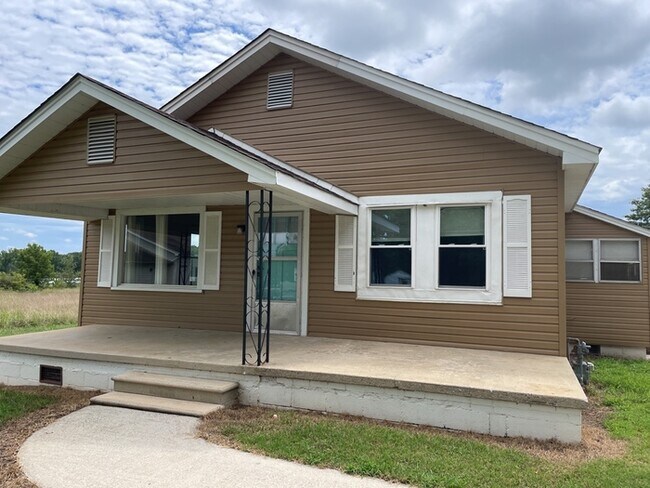 Building Photo - Pelzer Home convenient to I-85