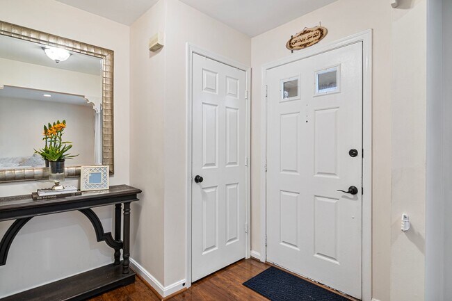 Foto del edificio - Modern and Spacious 3Bed/2.5Bath Townhome ...