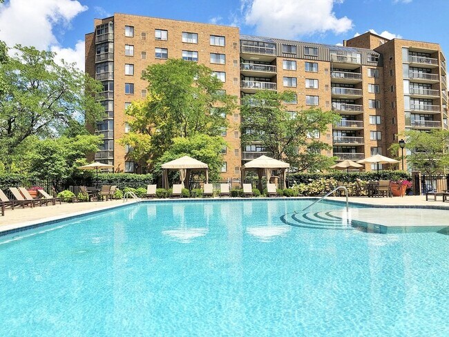 Foto del edificio - Four Seasons Apartments