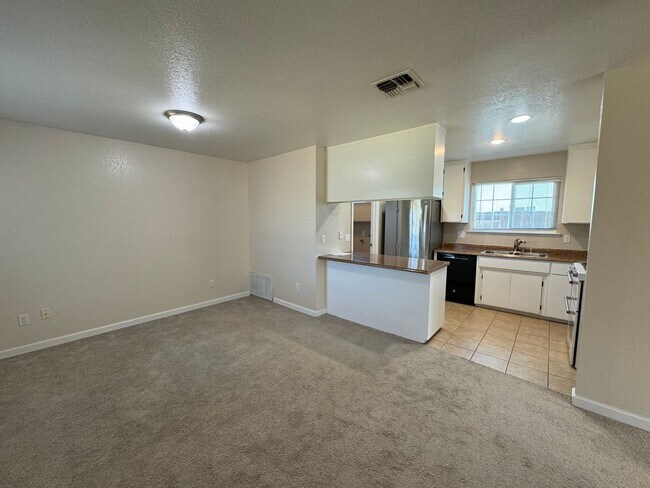 Building Photo - REDUCED!!!  3 Bedroom 2 Bath in Mature Nei...