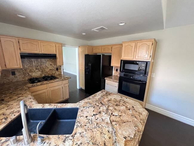 Building Photo - Peccole Ranch