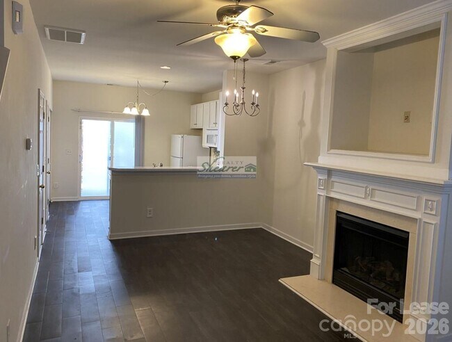 Foto del edificio - 8709 Wandering Creek Way