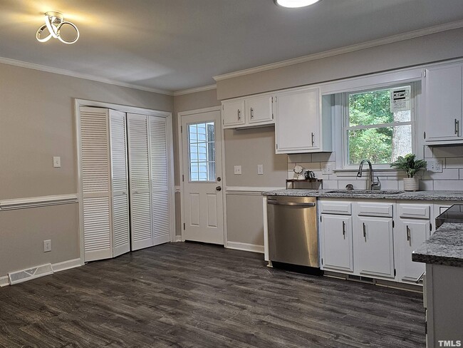 Foto del edificio - 5904 Applewood Ln