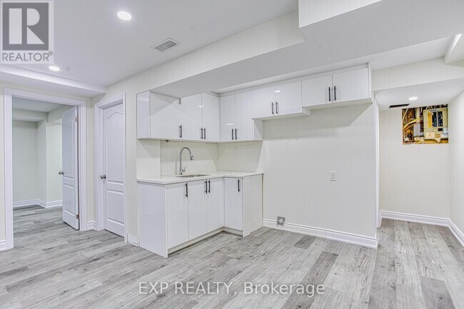 Photo du bâtiment - 115 Amberly Blvd