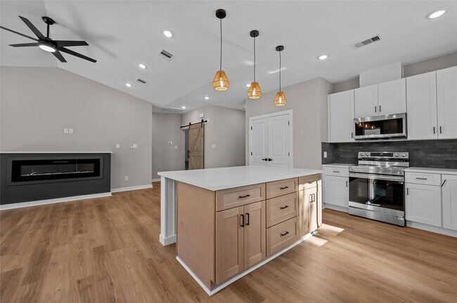 Building Photo - 28407 Champion Oaks Dr
