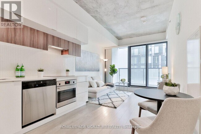 Photo du bâtiment - 185 Roehampton Ave