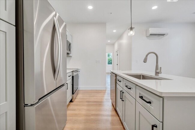 Foto del edificio - Newly Renovated 1BR & 2BR Apartments in Vinton - Premium Finishes!