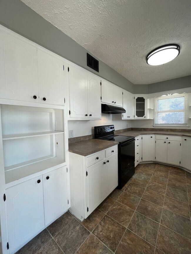 Building Photo - Newly remodeled 3-bedroom, 2.5 bathroom home