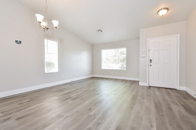 Building Photo - 3015 W Hammer Ln