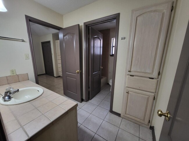 Building Photo - 1530 Serene Dr