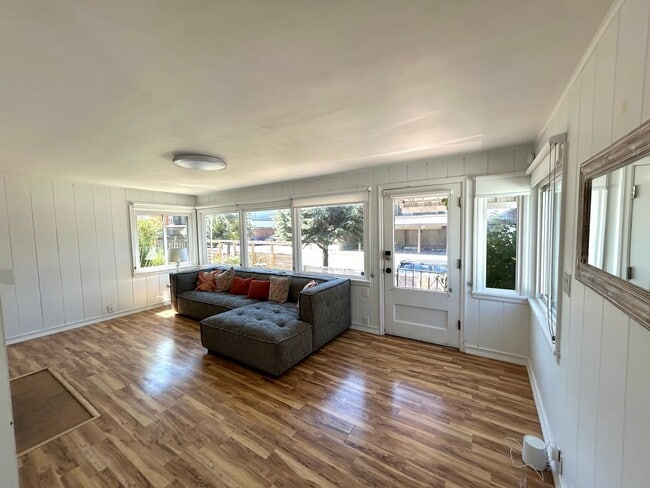 Building Photo - Charming 3BD, 1BA Beach House Near Alki