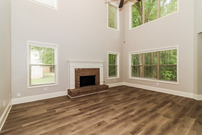 Building Photo - 1050 Cureton Dr