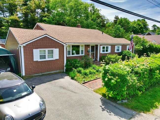 Building Photo - 84 Coggeshall Ave