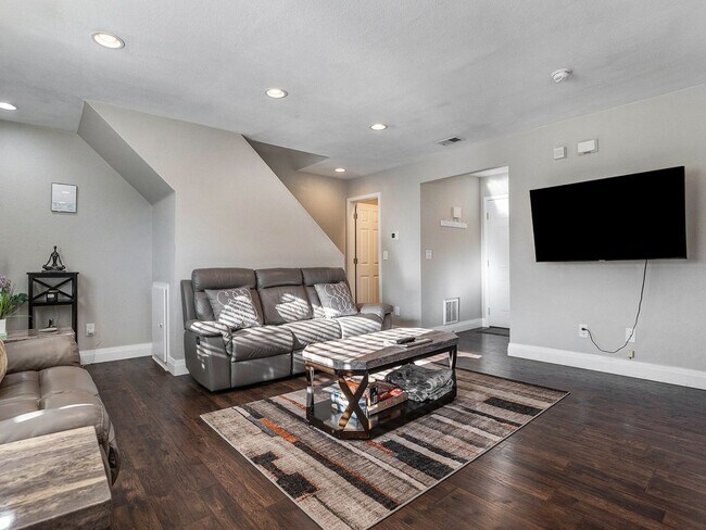 Foto del edificio - Fully furnished/Unfurnished 3 Bedroom Sing...